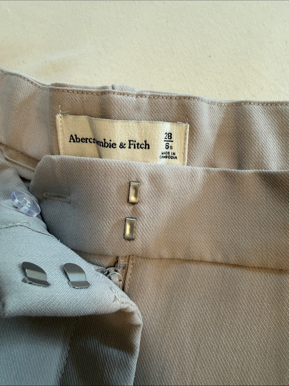 Abercrombie & Fitch High-Rise Pleated Wide-Leg Trousers in Light Taupe - Picture 2 of 7
